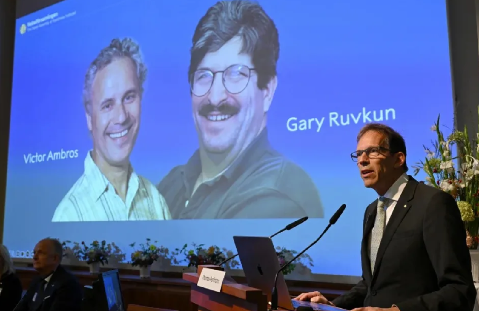 Otorgan el premio Nobel de Medicina a Victor Ambros y Gary Ruvkun